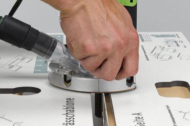 Tiefe Oberfräsarbeit an Holzelement Oberfräsarbeiten an zwei Holzelementen mit Abstufung